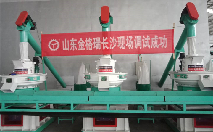 秸稈飼料顆粒機(jī)生產(chǎn)線(xiàn)長(zhǎng)沙客戶(hù)使用現(xiàn)場(chǎng)