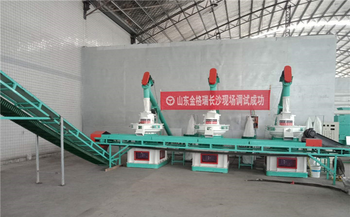 秸稈飼料顆粒機(jī)生產(chǎn)線(xiàn)長(zhǎng)沙客戶(hù)使用現(xiàn)場(chǎng)