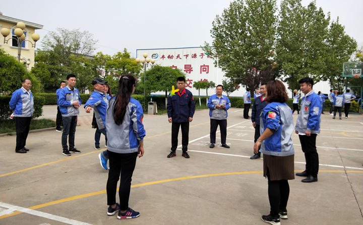 踢毽子比賽讓我們見識到團(tuán)結(jié)協(xié)作、堅(jiān)持不懈的運(yùn)動精神，各隊(duì)在場上展開激烈比拼，隊(duì)員們沉著應(yīng)戰(zhàn)、默契配合、快速傳遞