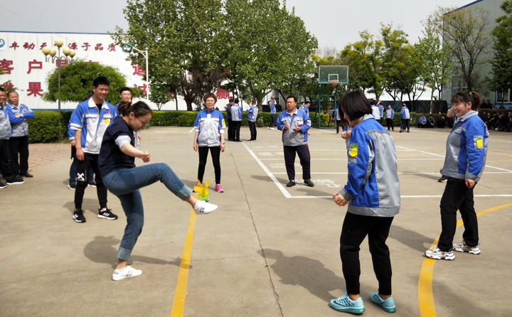踢毽子比賽讓我們見識到團(tuán)結(jié)協(xié)作、堅(jiān)持不懈的運(yùn)動精神，各隊(duì)在場上展開激烈比拼，隊(duì)員們沉著應(yīng)戰(zhàn)、默契配合、快速傳遞