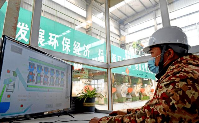 淮南市壽縣一家顆粒廠工人正在操控秸稈顆粒機(jī)械設(shè)備加工秸稈，生產(chǎn)生物燃料